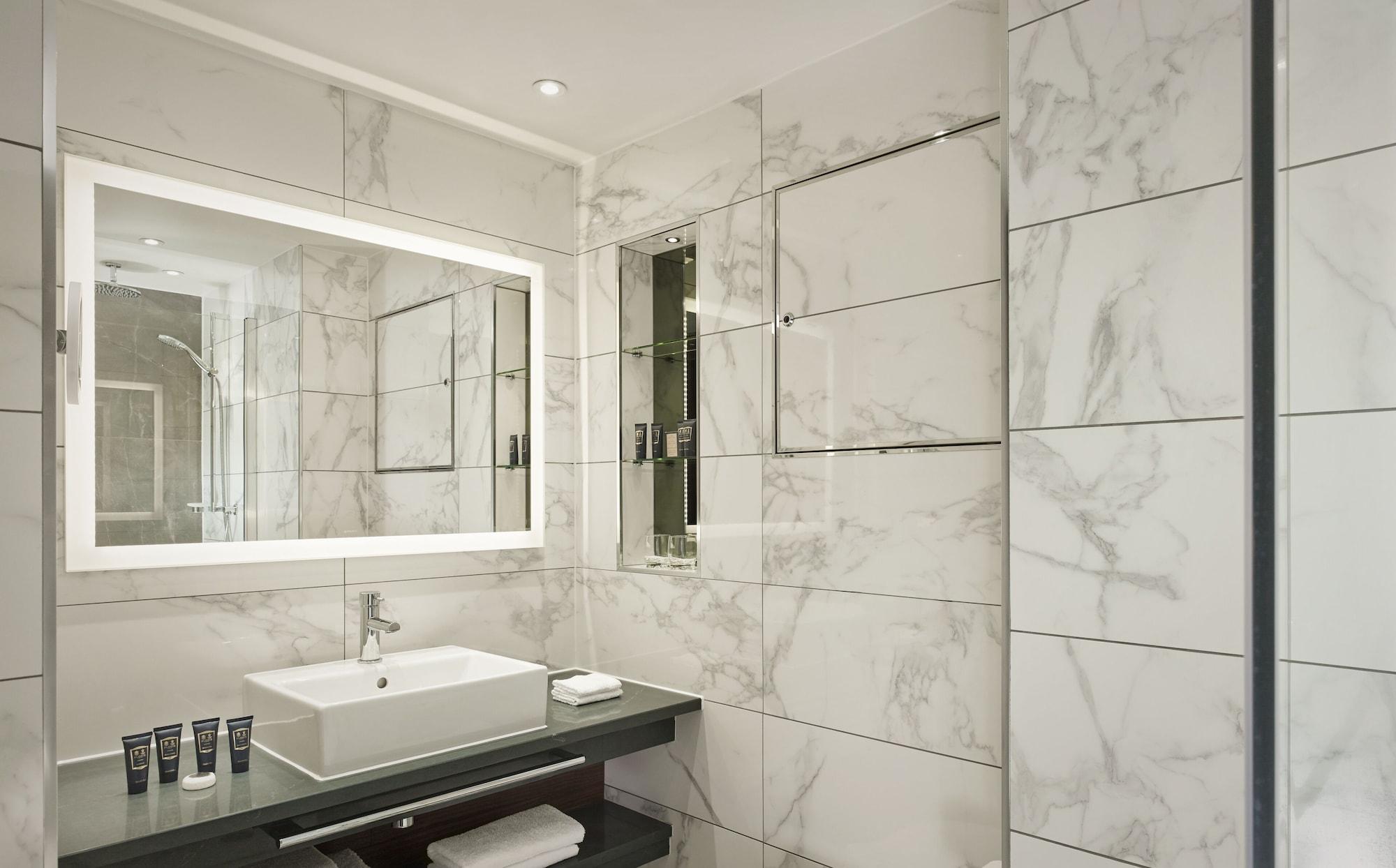 100 Queens Gate Hotel, Curio Collection By Hilton London Bagian luar foto